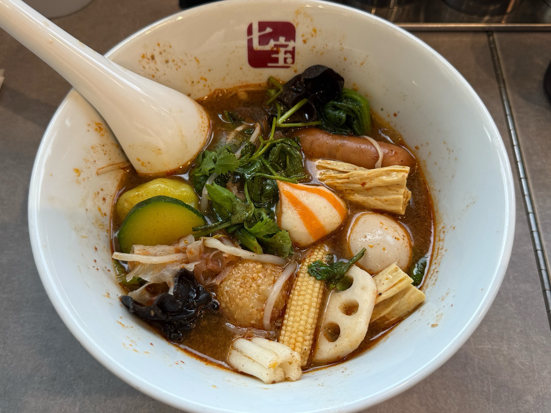 モッツァレラチーズを足した一杯。チーズがゆっくりとろけて麻辣湯と絡む