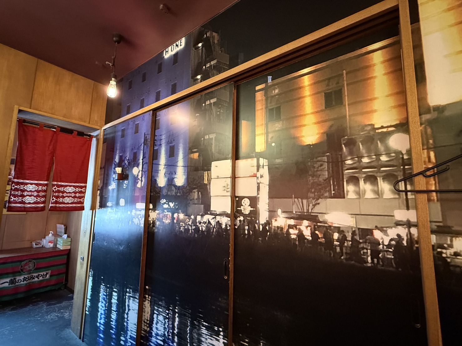 一蘭札幌すすきの店の入口。赤いのれんと夜のすすきのの雰囲気