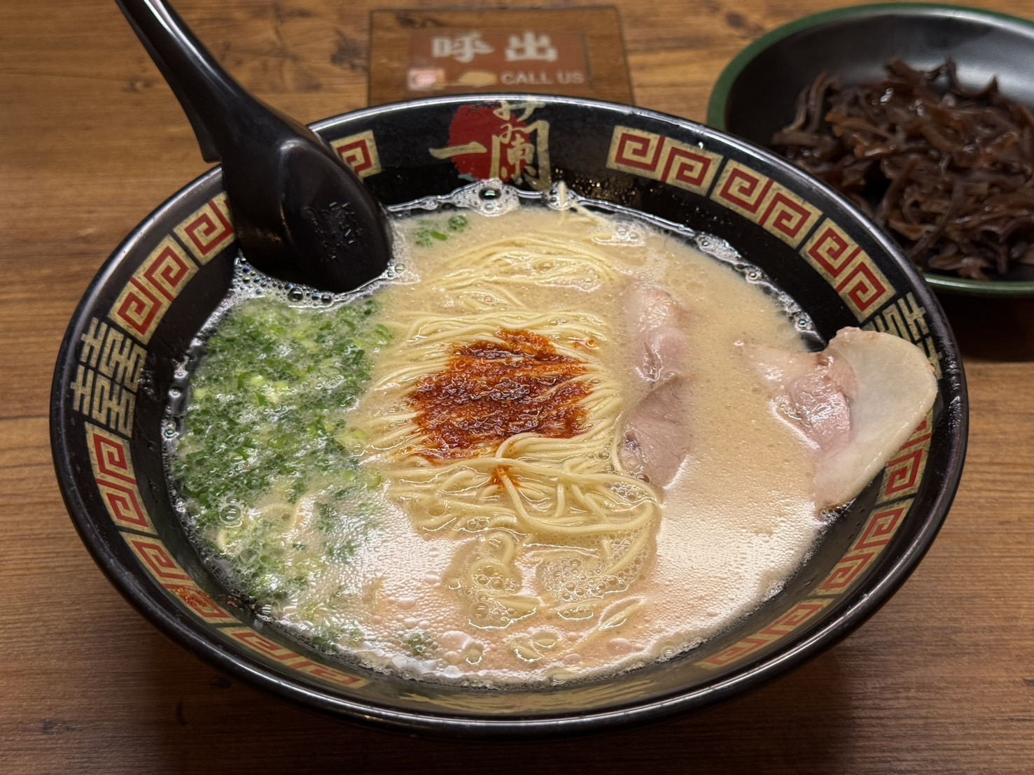 一蘭の天然とんこつラーメン。白濁したスープ、細麺、秘伝のたれ、チャーシュー