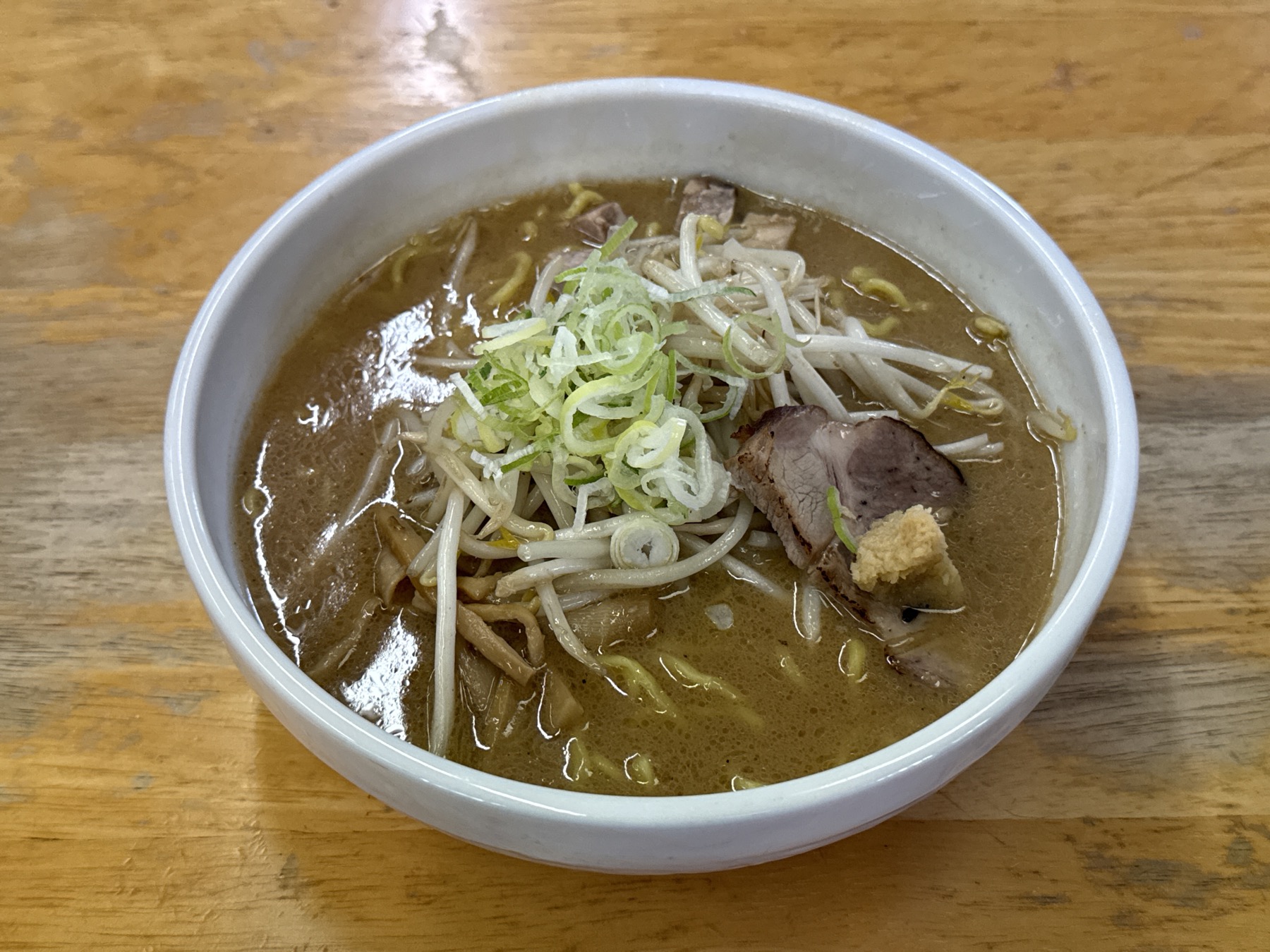 らーめん庵 いおりの味噌ラーメン。濃厚なスープにもやしとねぎ、チャーシューとメンマ