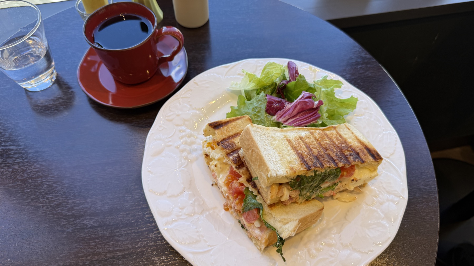 café KANONのBLTたまごのホットサンド。グリルマーク入りのパンに、ベーコンとトマトとレタスとたまごサラダがぎっしり。サラダ添え