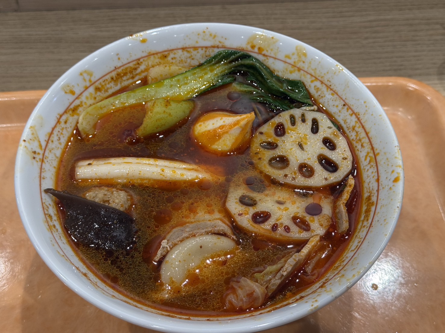 頂湯の麻辣湯。赤いスープに青梗菜・蓮根・きくらげ・春雨・豚肉などがたっぷり