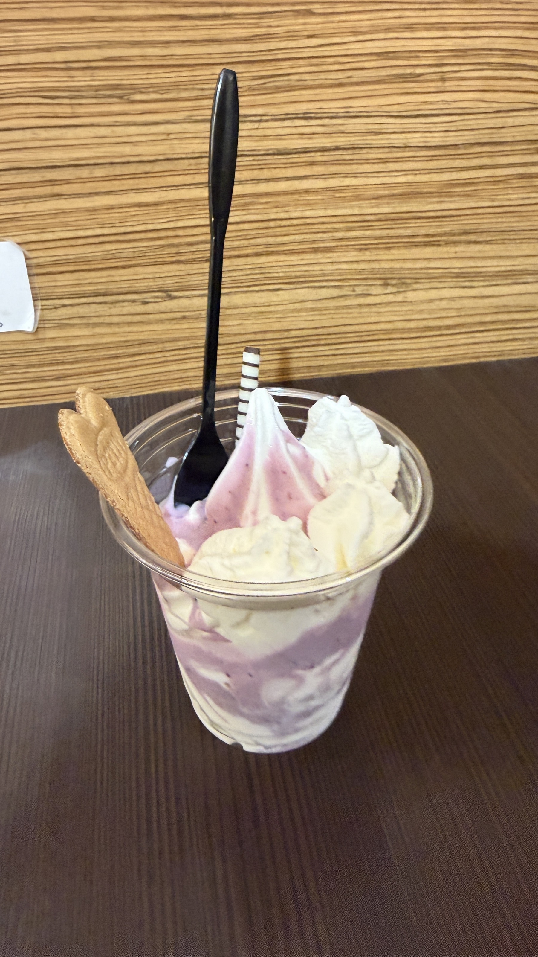 町村ヨーグルトのブルーベリーパフェ。ピンクのブルーベリーソフトと白いホイップ、クッキー添え
