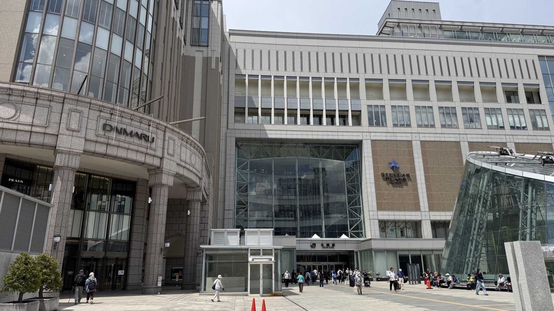 札幌駅前の大丸札幌店の外観。ガラス張りのエントランスと石造りのファサード
