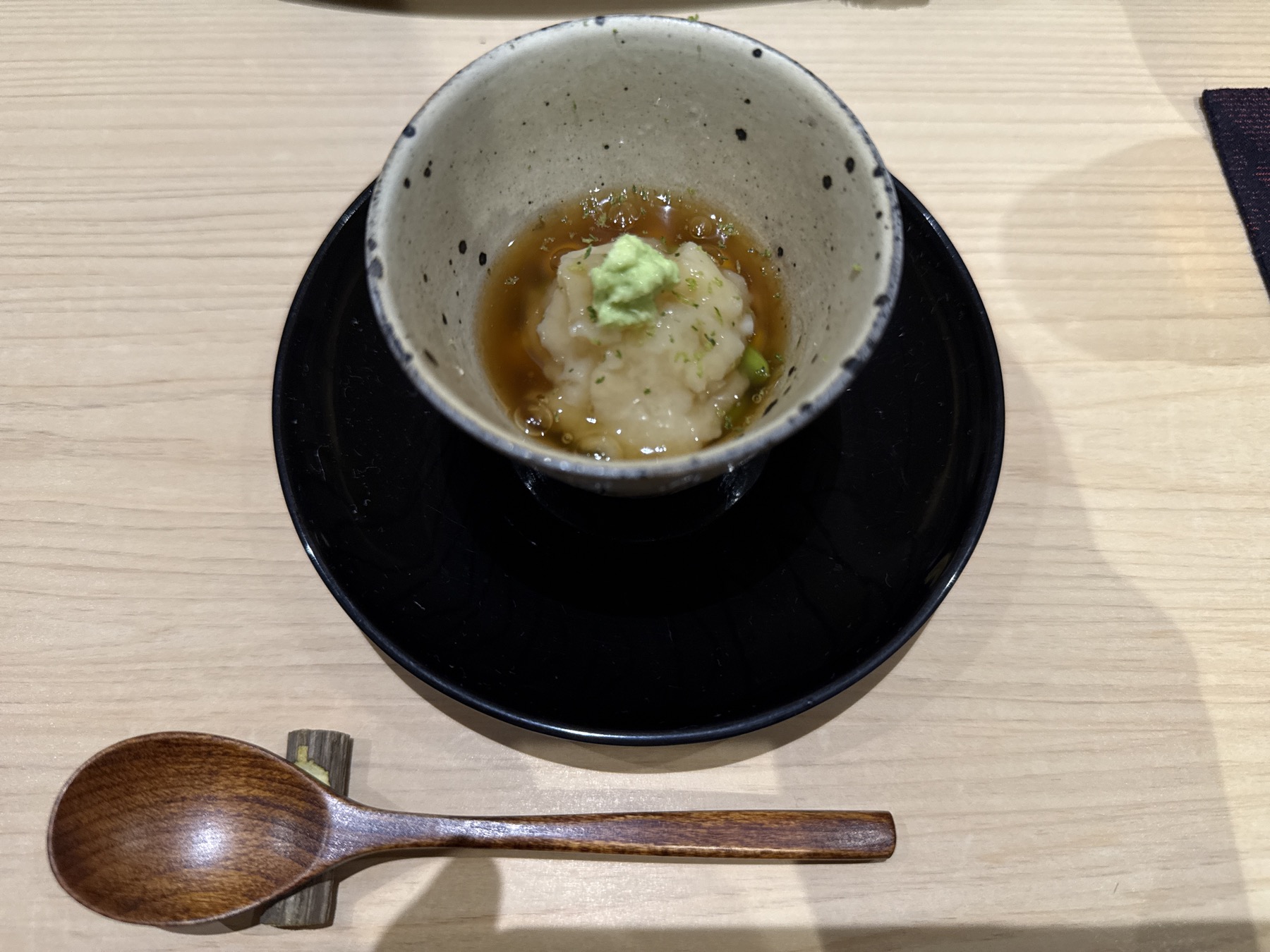 コース冒頭の一品。北海道の旬の食材を控えめに、しかし的確に仕立てた酒肴