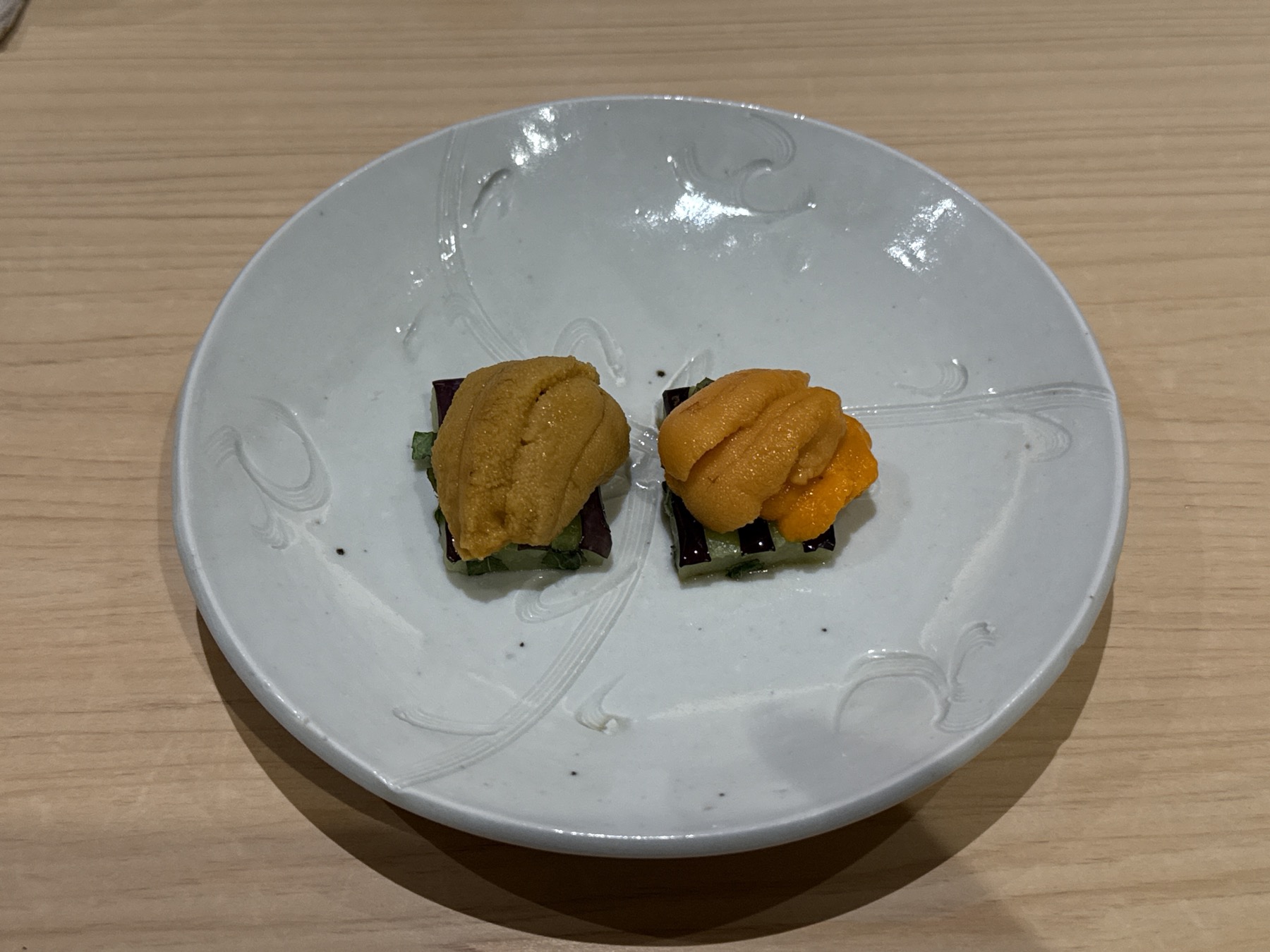 出汁の効いた酒肴の一品。器の選び方も含めて全部が考え抜かれている