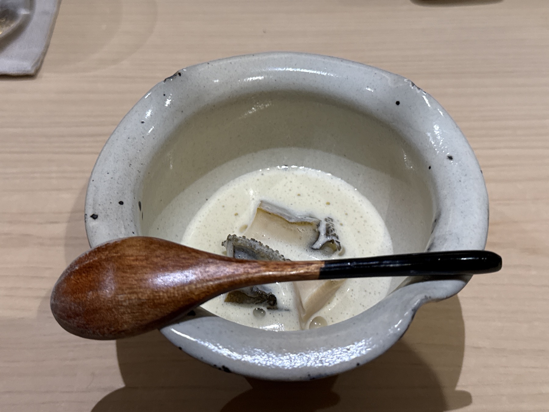 海の素材を主役にした酒肴。火入れ・温度・盛り付けすべてが完成されている