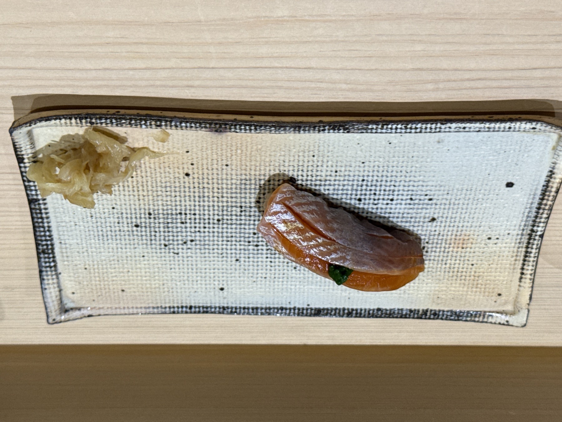 白身の握り。素材を信じた最小限の仕事で素直に旨さが立ち上がる