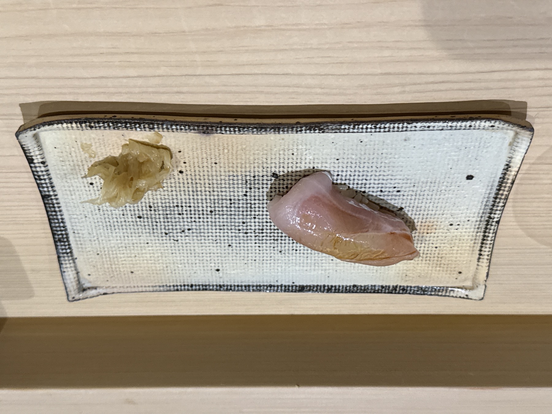 赤身系の握り。漬けの加減と温度の調整が完璧で、口に入れた瞬間にとろける