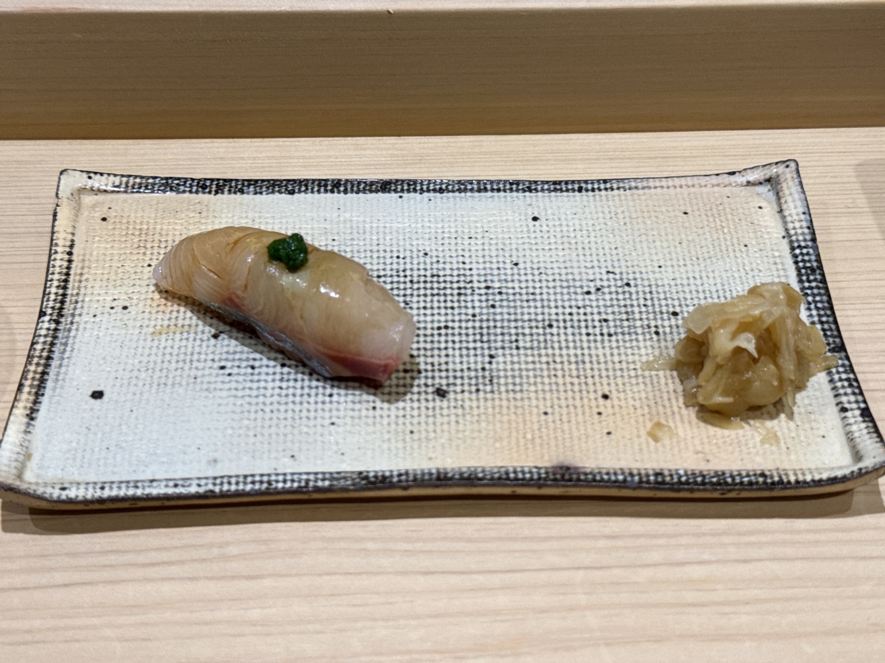鯛系の白身握り。シャリは小ぶり、種は丁度よい厚みで、噛むほどに旨味が出てくる