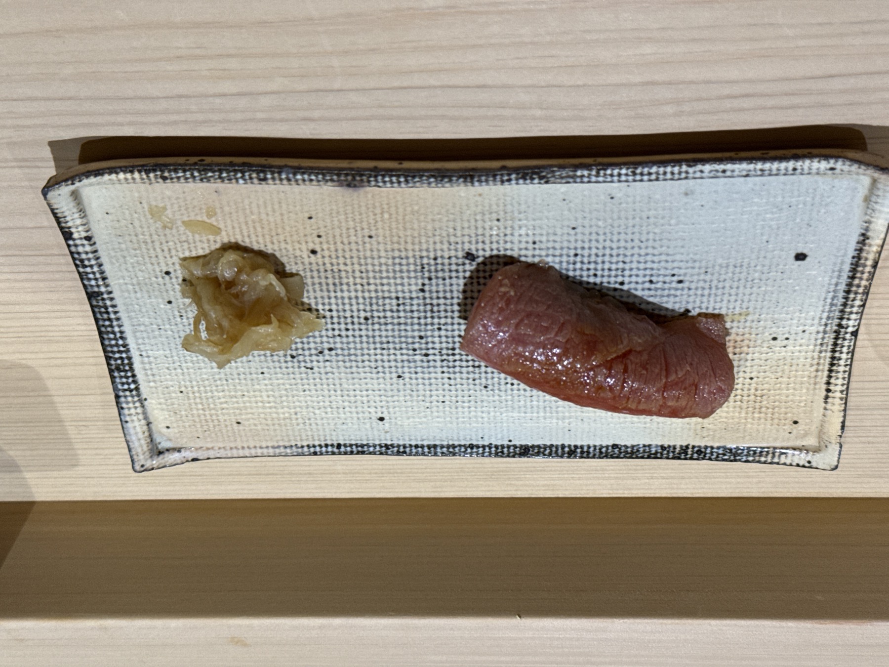 脂の乗った種の握り。スッと溶けて、後味が驚くほどクリーン