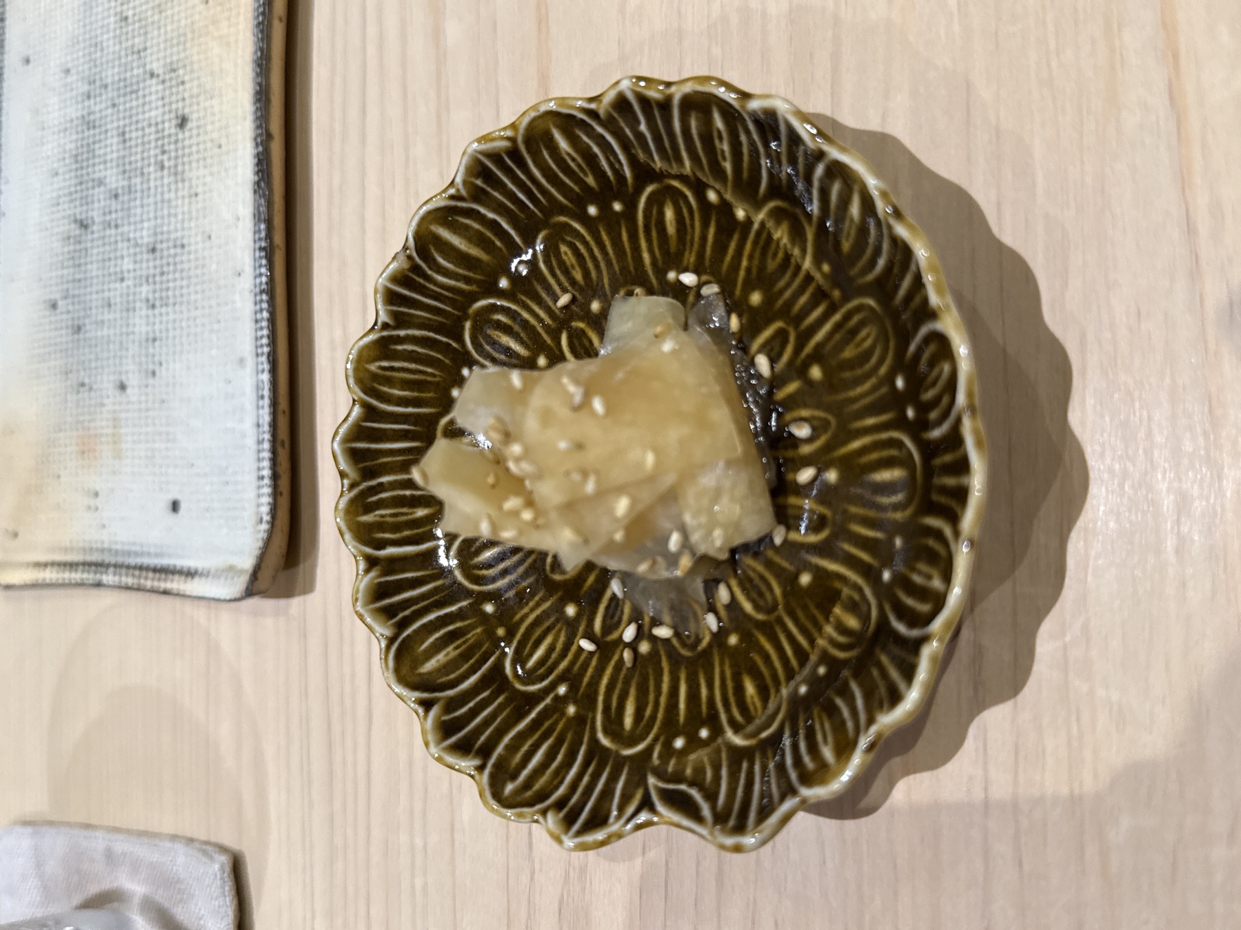 香りの強い種の握り。仕事の入った一貫が、コースの中で締まりを作っている