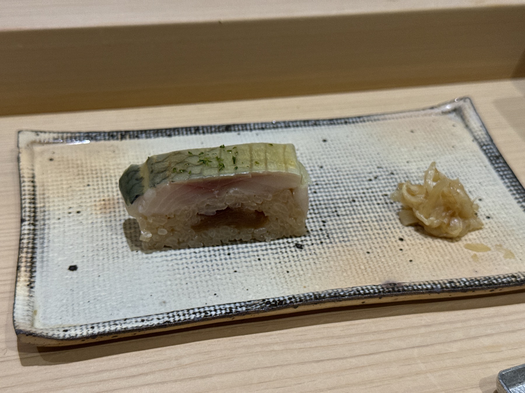 貝の握り。歯ごたえと磯の香りが効いた、後半の見せ場のひとつ