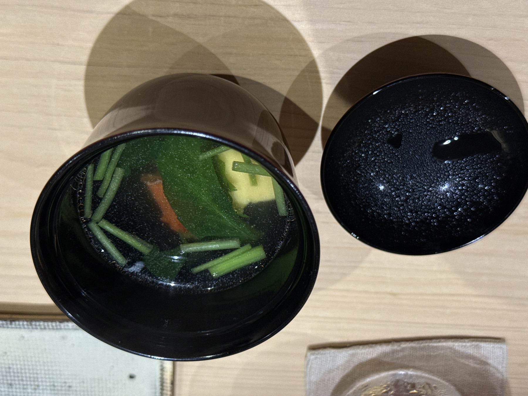 蓋付きの椀物。蓋を開けると湯気と共に上品な出汁の香りが立ち上がる