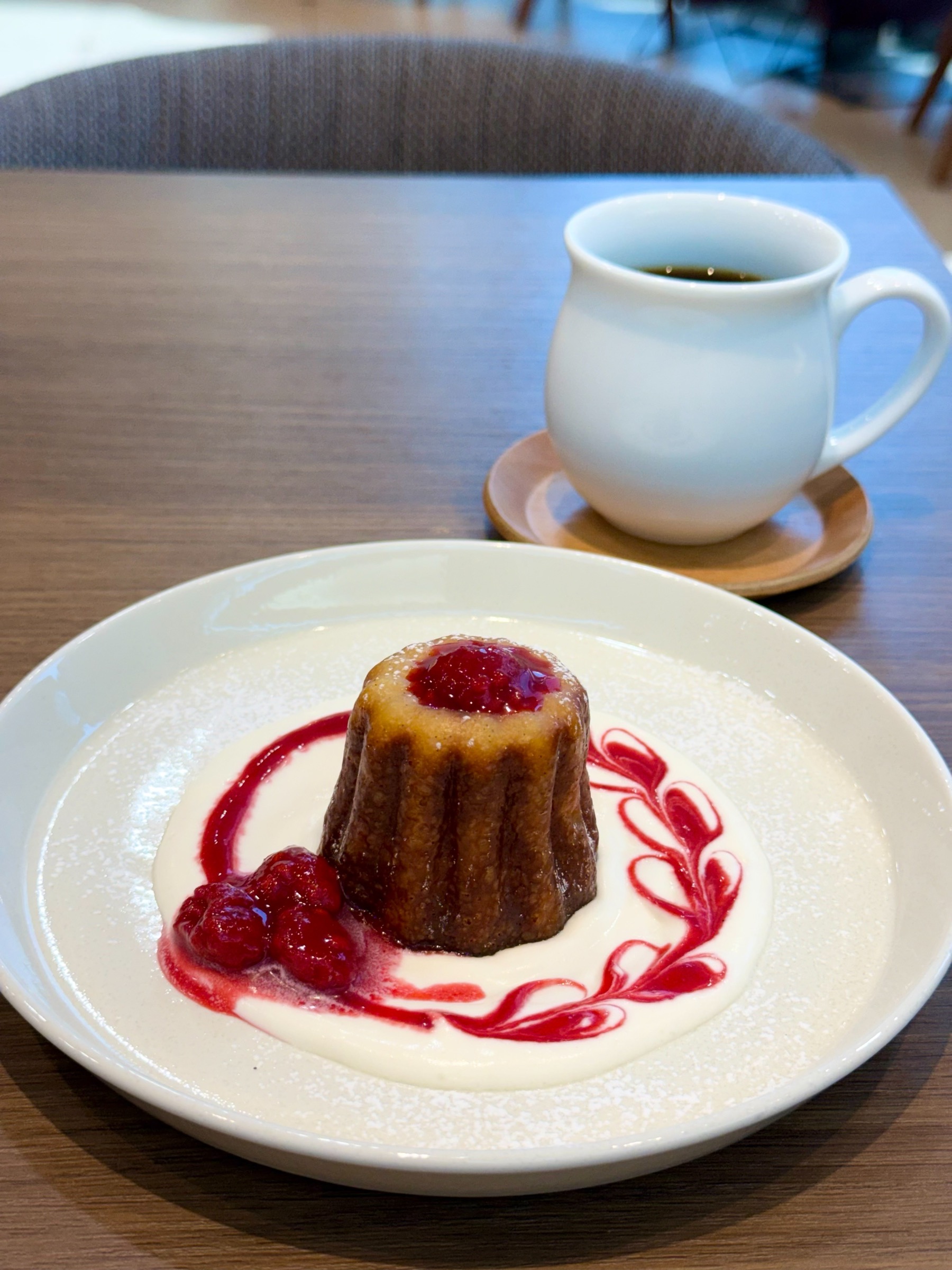 STANDARD COFFEE LAB. 札幌三越店のテーブル。淹れたてドリップコーヒーと3種のカヌレが並ぶカヌレプレート