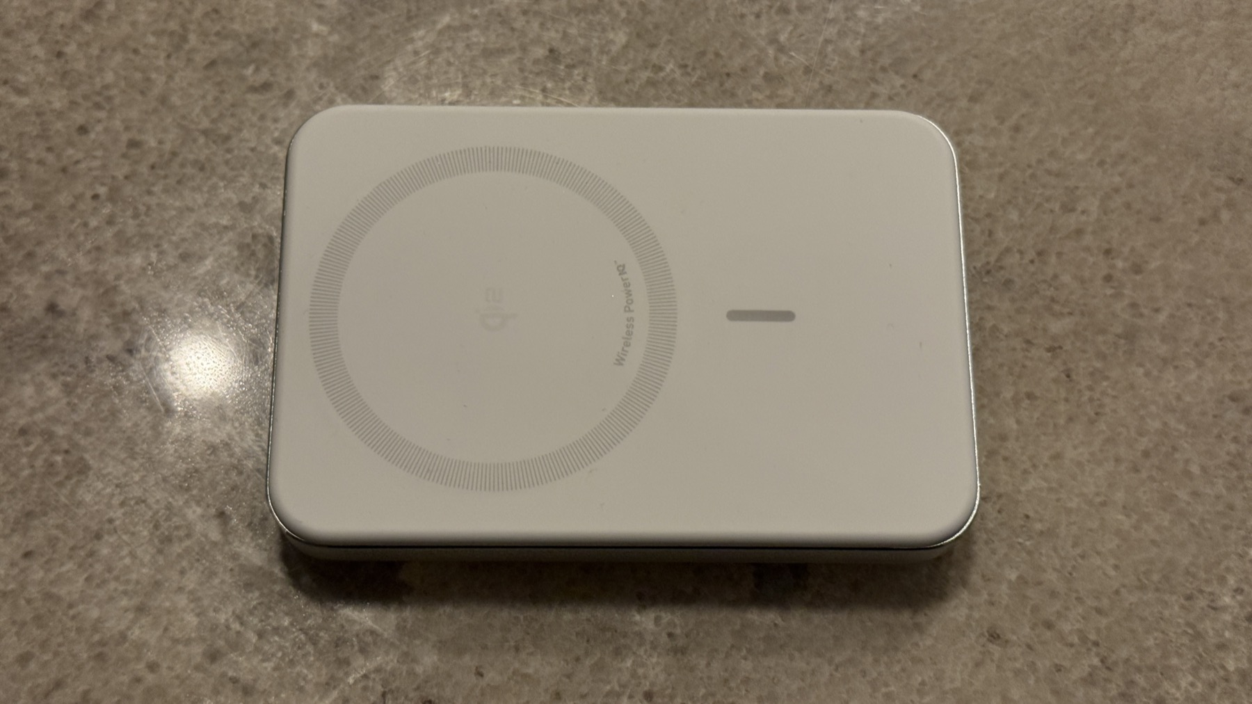 Anker MagGo Power Bank（10000mAh・MagSafe対応・ホワイト）正面。Qi2認証のMagSafe円形マグネットが見える白いコンパクトなモバイルバッテリー