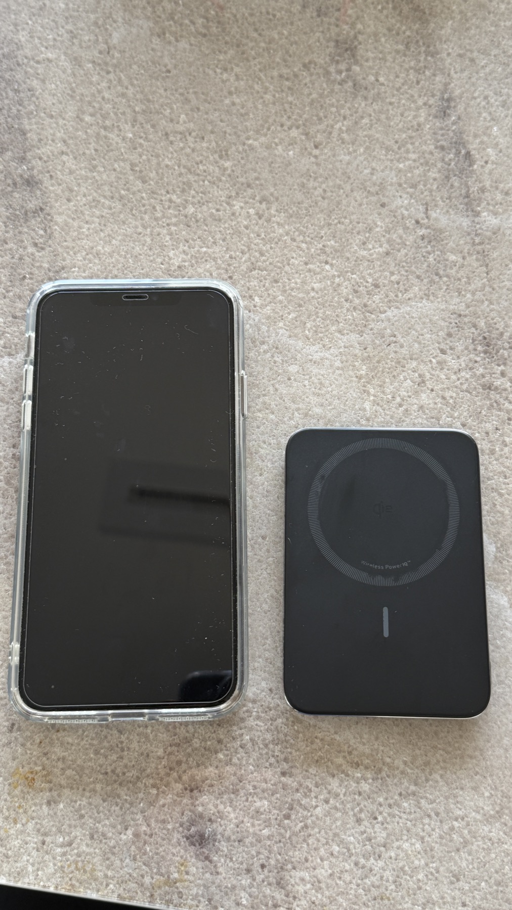 Anker Nano Power Bank（黒）とiPhoneを並べたサイズ比較。iPhoneより一回り小さくコンパクト