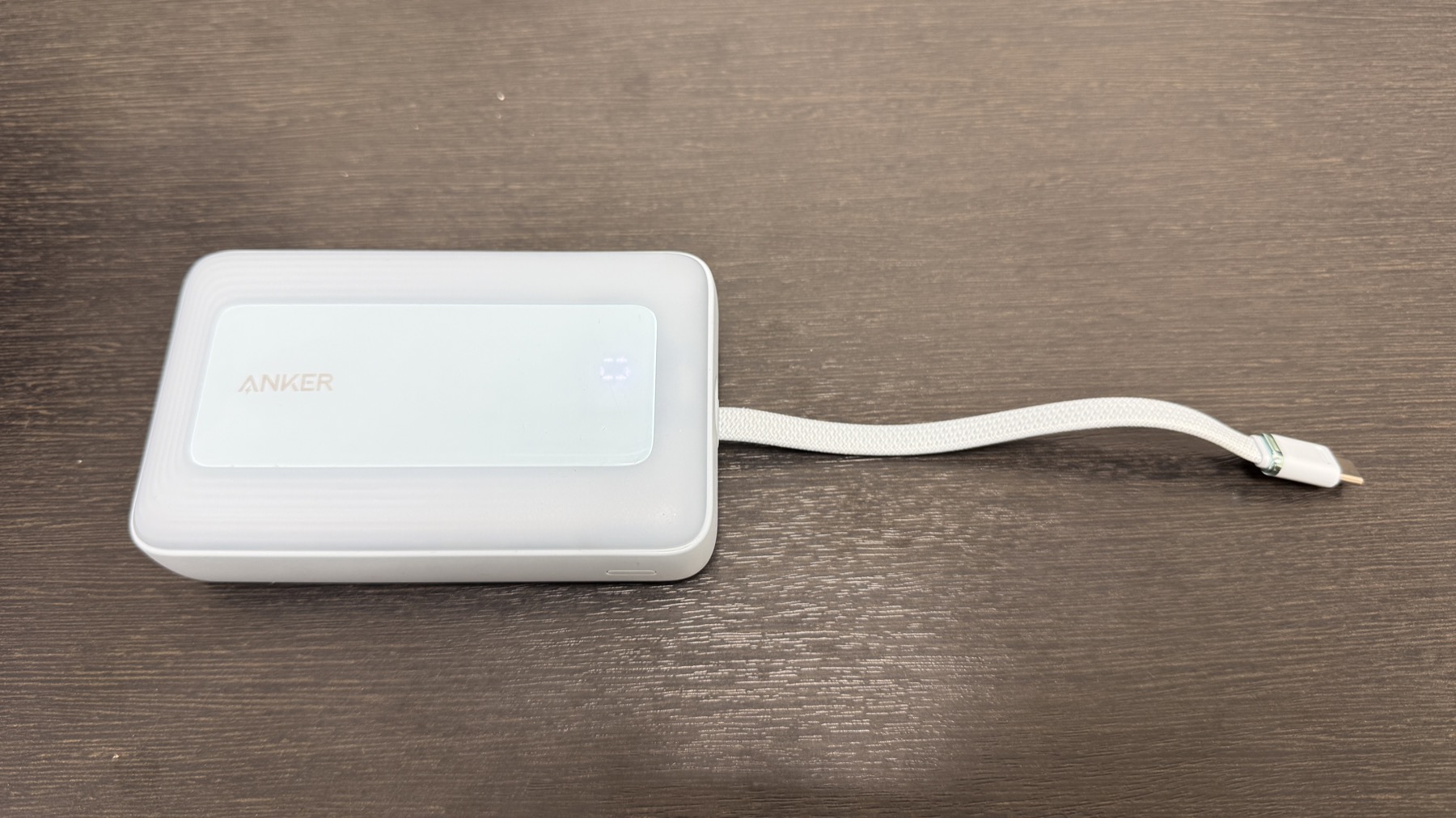 Anker Zolo Power Bank（ブルー）を横から見た側面。内蔵USB-Cケーブルが出ている