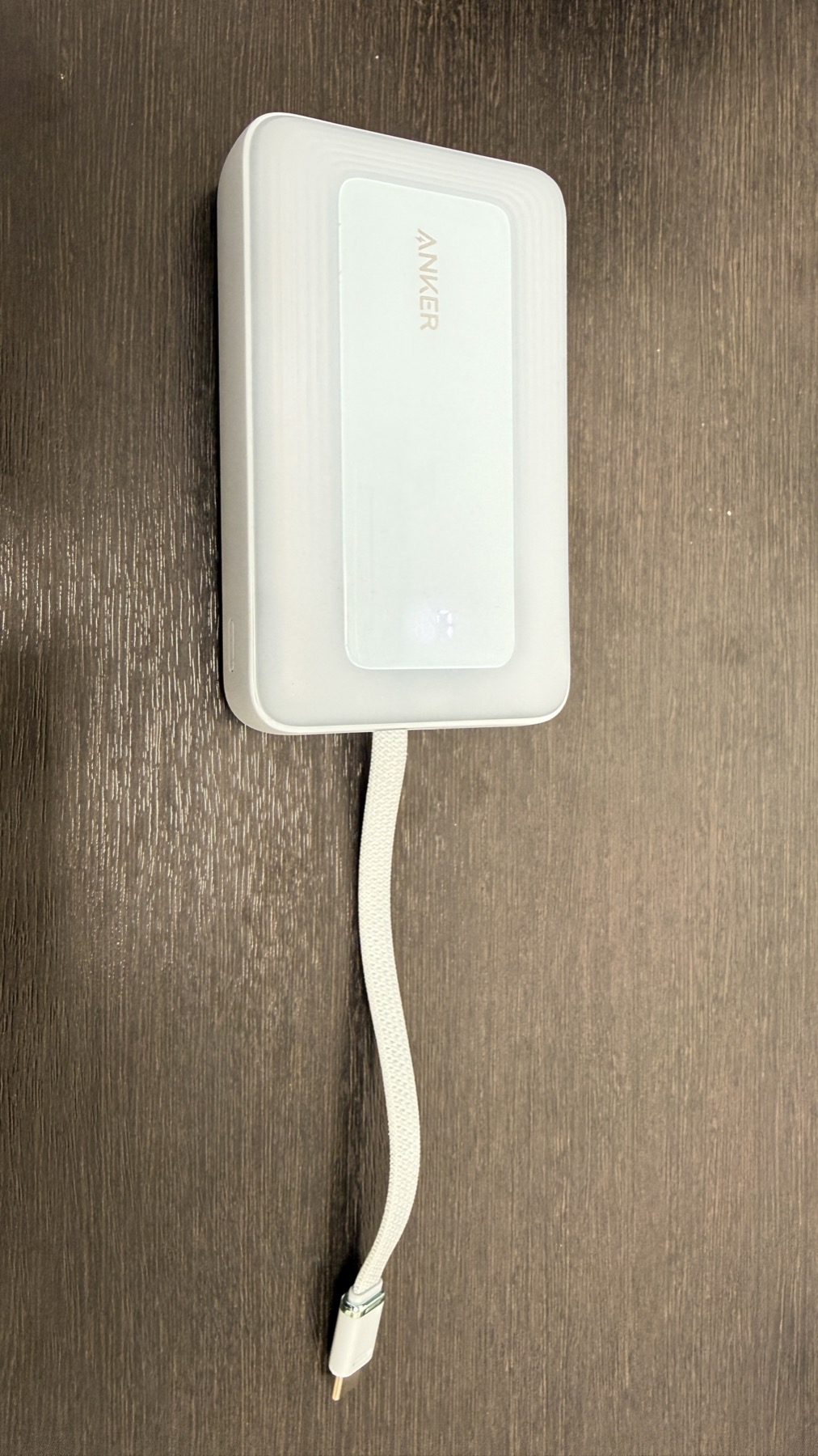 Anker Zolo Power Bank（ブルー）正面。ANKERロゴと内蔵ケーブルが正面から見える