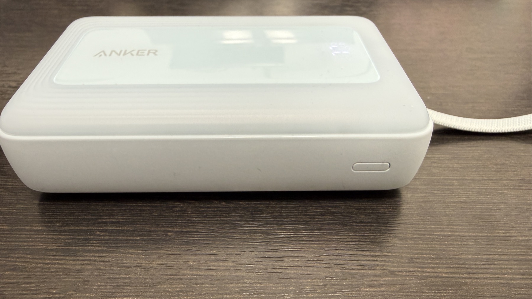 Anker Zolo Power Bank（ブルー）側面から見た厚さ。20000mAhながらコンパクトな設計