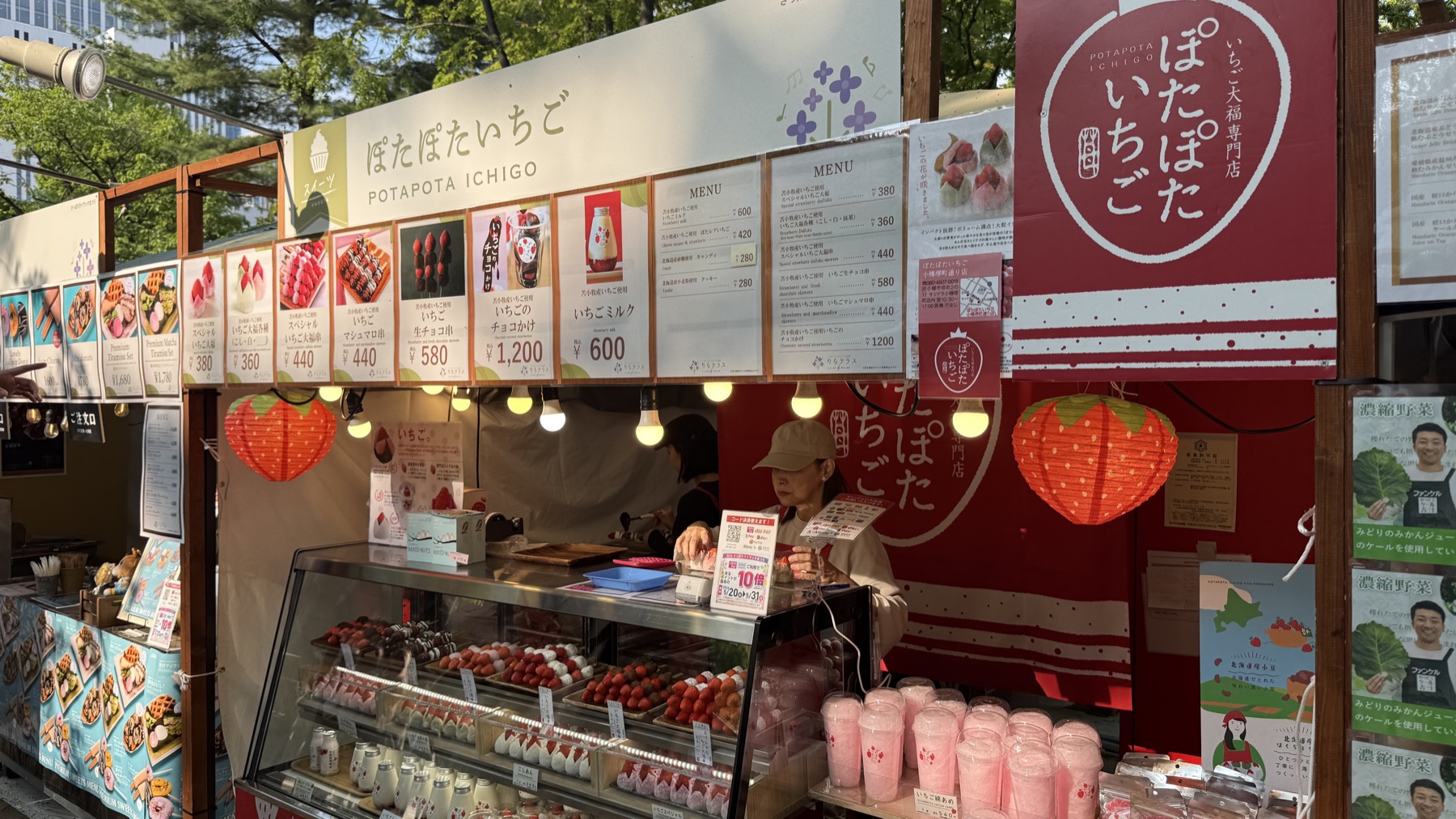 ぽたぽたいちご（POTAPOTA ICHIGO）の屋台。赤いいちごのちょうちん、メニューにいちご大福、いちごマシュマロ串、いちごミルクなどが並ぶ
