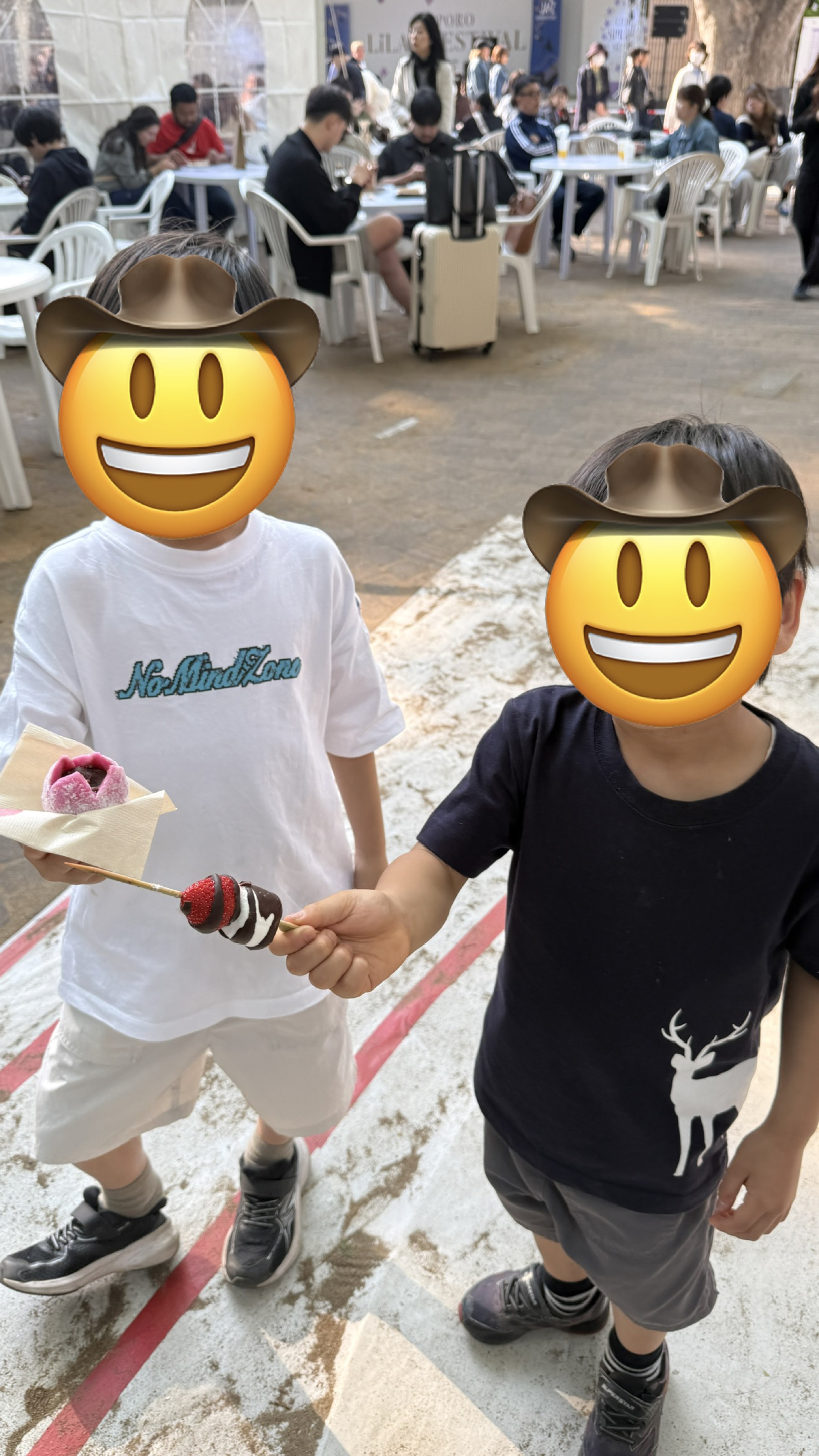 長男と次男が、いちご大福串といちごマシュマロ串を手に持って立っている。2人とも顔はカウボーイ絵文字で隠してあるが、にこにこの雰囲気