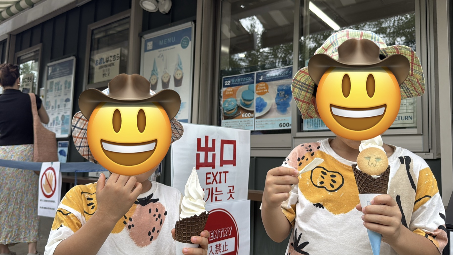 青い池の売店で買ったオリジナルソフトクリーム。コーンに青みがかったソフトクリームが乗っている